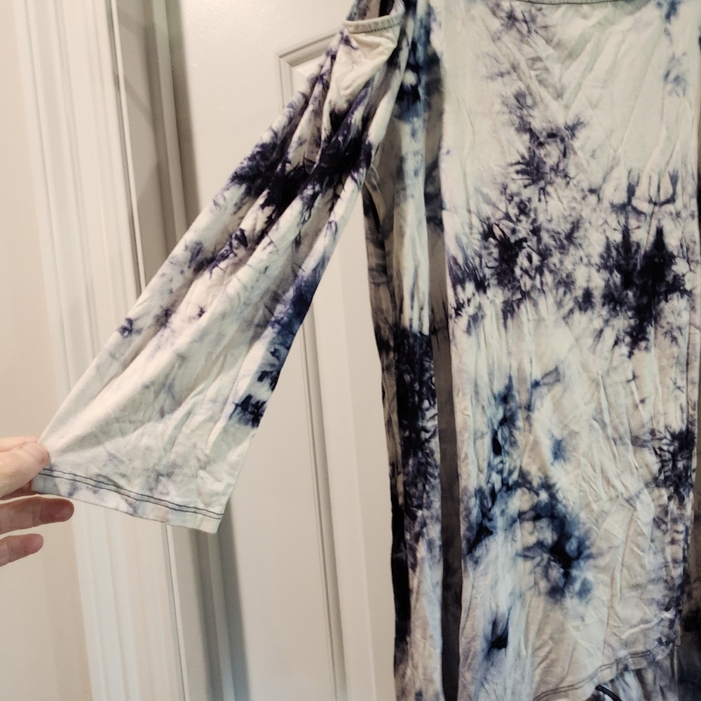 Nice cold shoulder top - Picture 2 of 4